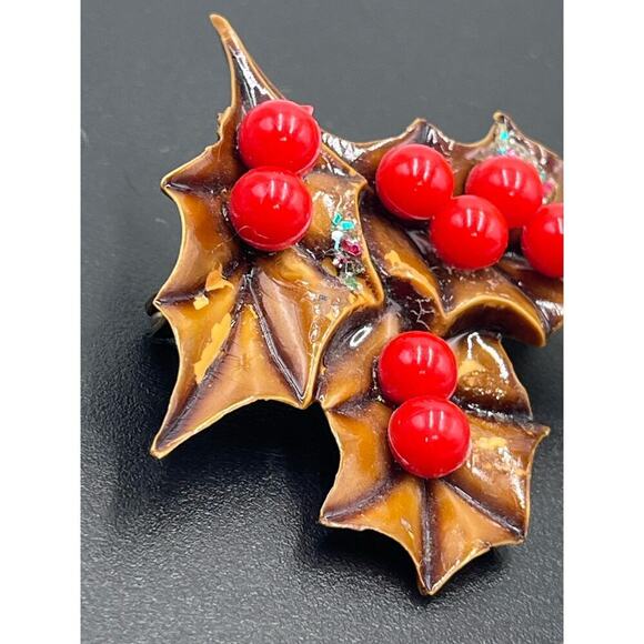 Vintage Celluloid Christmas Holly Leaves Pin Brooch with Red Plastic Berries - Picture 3 of 11